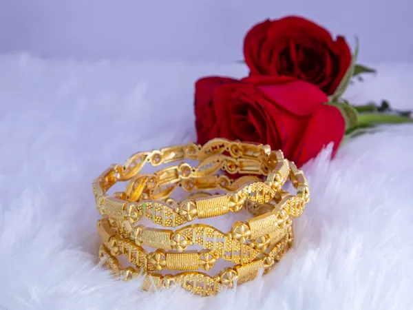 Gold_Metal_Ornate_Textured_Stacked_Bangle_Set_For_Women