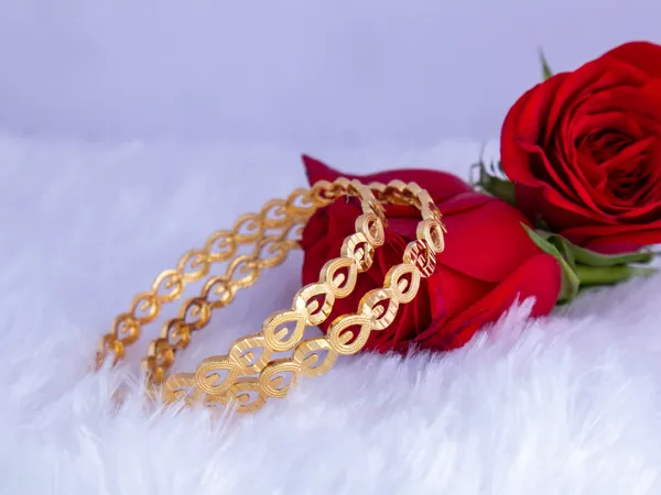 Gold_Metal_Oval_Infinity_Link_Patterned_Bangles_For_Women