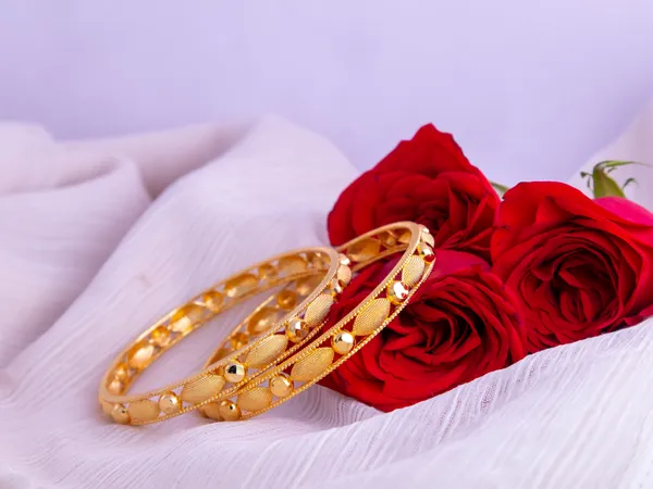 Gold_Metal_Oval_Motif_Beaded_Border_Bangles_For_Women