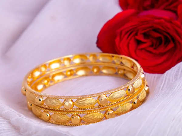 Gold_Metal_Oval_Motif_Beaded_Border_Bangles_For_Women
