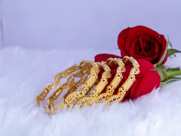Gold_Metal_Ornate_Textured_Stacked_Bangle_Set_For_Women