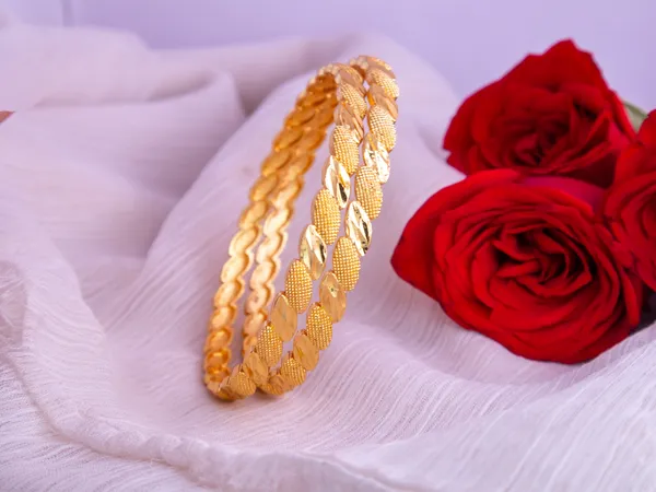 Gold_Metal_Linked_Textured_Patterned_Bangles_For_Women