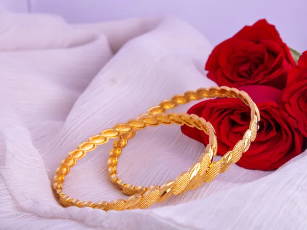 Gold_Metal_Linked_Textured_Patterned_Bangles_For_Women