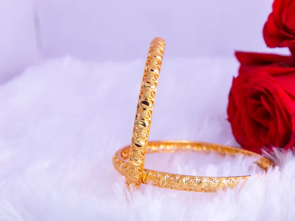 Gold_Metal_Floral_Pattern_Bangles_For_Women