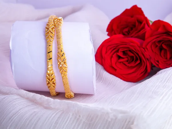 Gold_Metal_Leaf_Motif_Ornamental_Bangles_For_Women