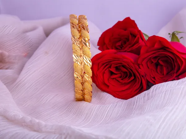 Gold_Metal_Linked_Textured_Patterned_Bangles_For_Women