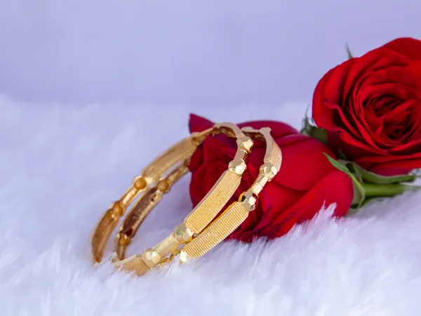 Gold_Metal_Geometric_Textured_Central_Band_Bangles_For_Women