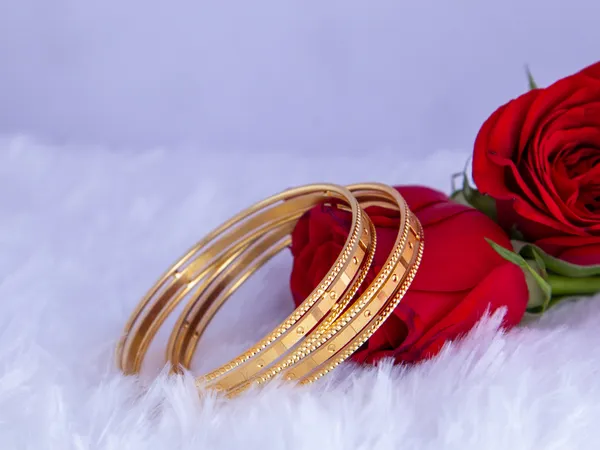 Gold_Metal_Smooth_Textured_Slim_Bangle_Set_For_Women