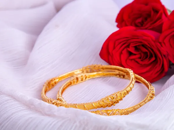 Gold_Metal_Leaf_Motif_Ornamental_Bangles_For_Women