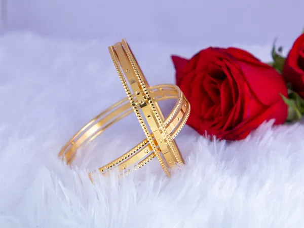 Gold_Metal_Smooth_Textured_Slim_Bangle_Set_For_Women