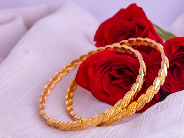 Gold_Metal_Linked_Textured_Patterned_Bangles_For_Women