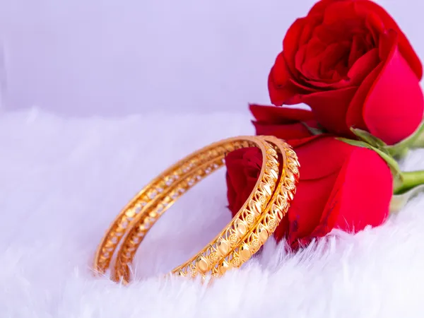 Gold_Metal_Floral_Pattern_Bangles_For_Women