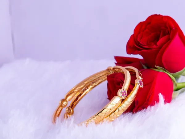 Gold_Metal_Leaf_Textured_Stone_Embellished_Bangles_For_Women