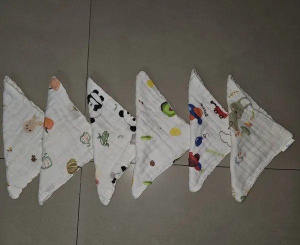 White_Printed_Triangle_Bibs_Set_for_Babies