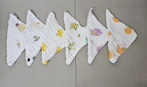 White_Printed_Triangle_Bibs_for_Babies