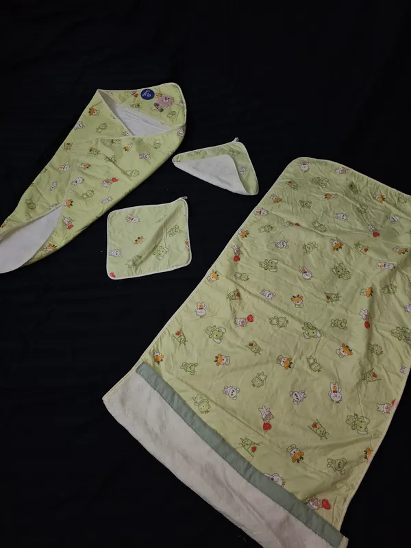 Yellow_Printed_Baby_Bedding_Set_(Dual_Towel_dry_sheet,_Dry_sheet_wrape,_2_Face_towels)