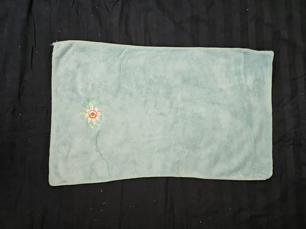 Green_Floral_Embroidered_Hand_Towel