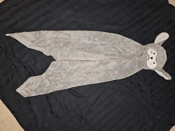Grey_Plush_Hooded_Baby_Blanket_for_Infants