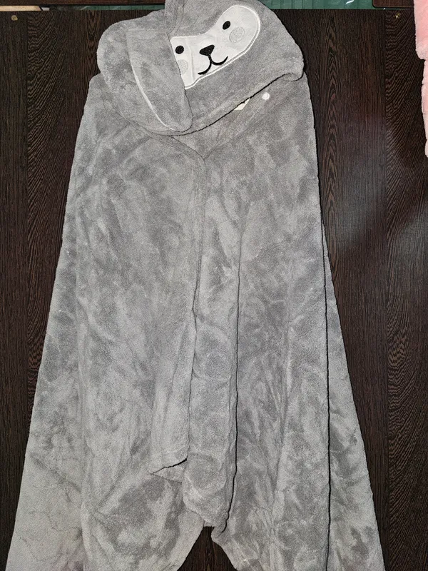 Grey_Plush_Hooded_Baby_Blanket_for_Infants