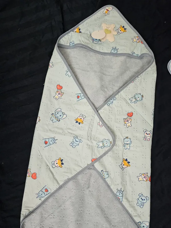 Combo_of_Dry_Sheet_+_Dry_Baby_Wrap_+_2_Face_towel
