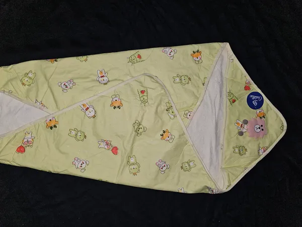 Yellow_Printed_Baby_Bedding_Set_(Dual_Towel_dry_sheet,_Dry_sheet_wrape,_2_Face_towels)