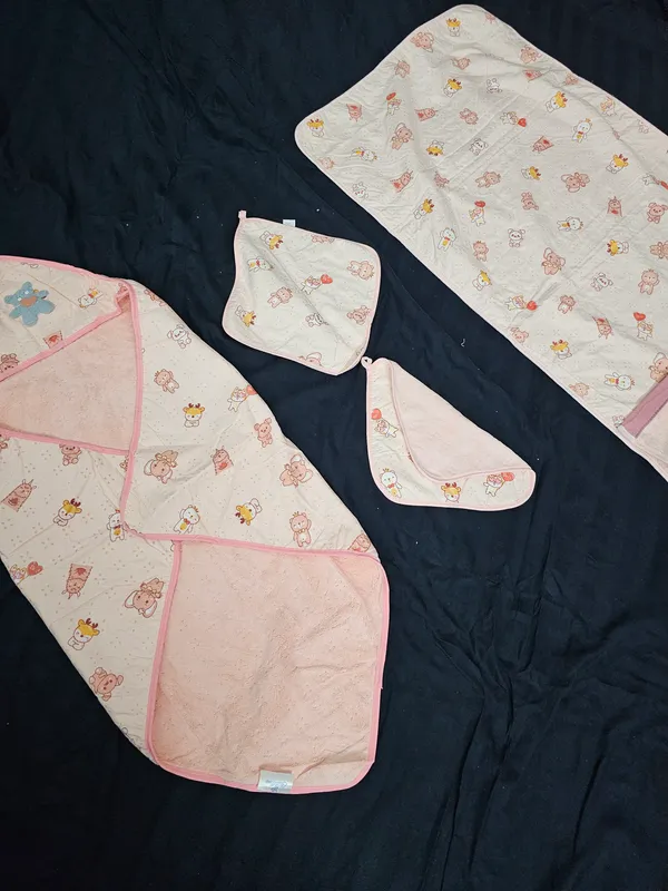Baby_Pink_Printed_Baby_Bedding_Set_(Dual_Towel_dry_sheet,_Dry_sheet_wrape,_2_Face_towels)