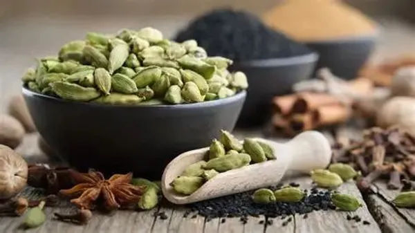BLK_FOODS_Spice_Combo_(Black_Pepper_+_Clove_+_Cinnamon_+_Black_Cardamom_+_Green_Cardamom)_(5_x_50_g)