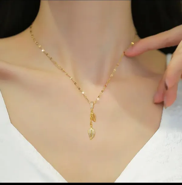 Gold_Alloy_Pendant_Necklace_For_Women