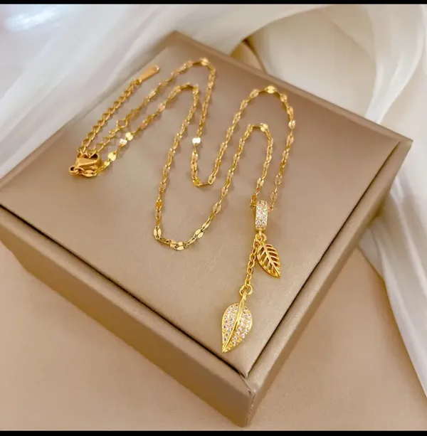Gold_Alloy_Pendant_Necklace_For_Women