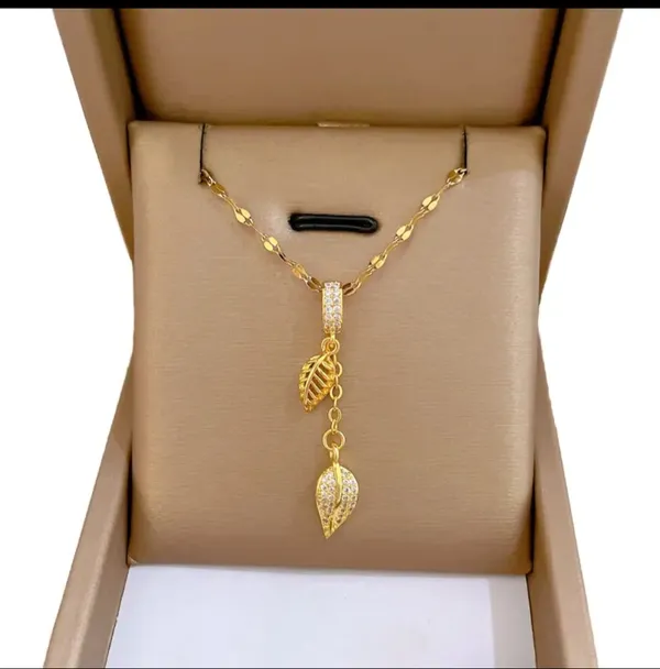 Gold_Alloy_Pendant_Necklace_For_Women