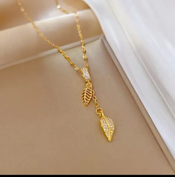 Gold_Alloy_Pendant_Necklace_For_Women