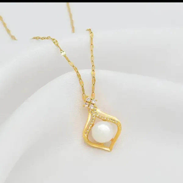 Gold_Alloy_Pendant_Necklace_For_Women