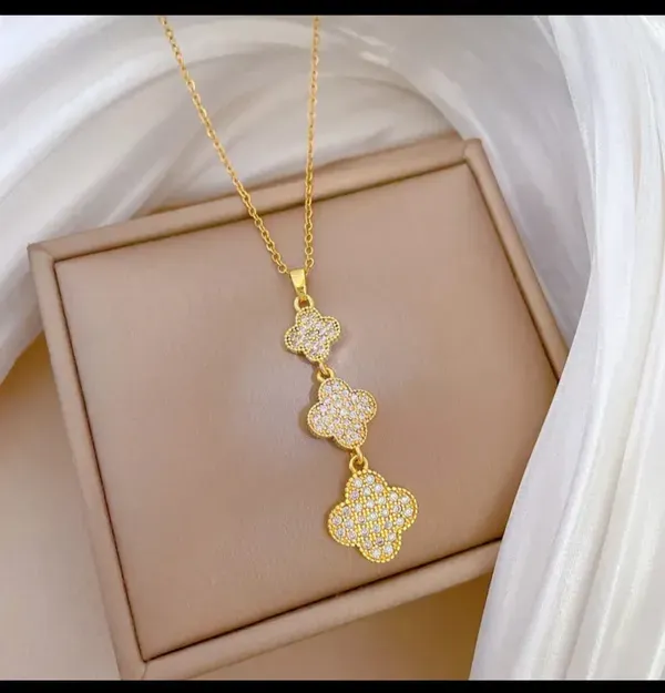 Gold_Alloy_Pendant_Necklace_For_Women