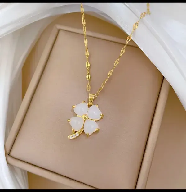 Gold_Alloy_Pendant_Necklace_For_Women
