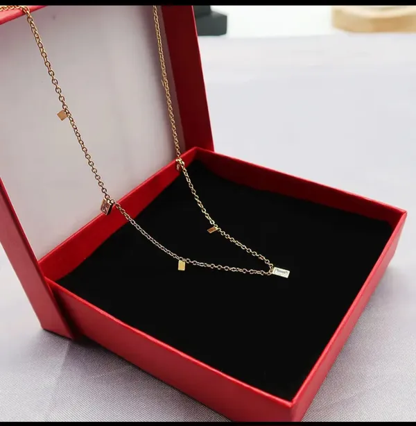 Gold_Alloy_Pendant_Necklace_For_Women