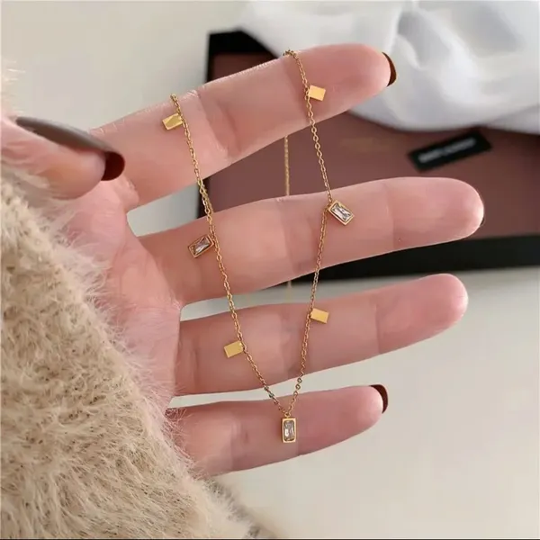 Gold_Alloy_Pendant_Necklace_For_Women