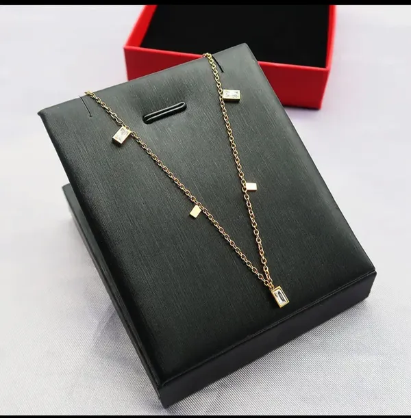 Gold_Alloy_Pendant_Necklace_For_Women