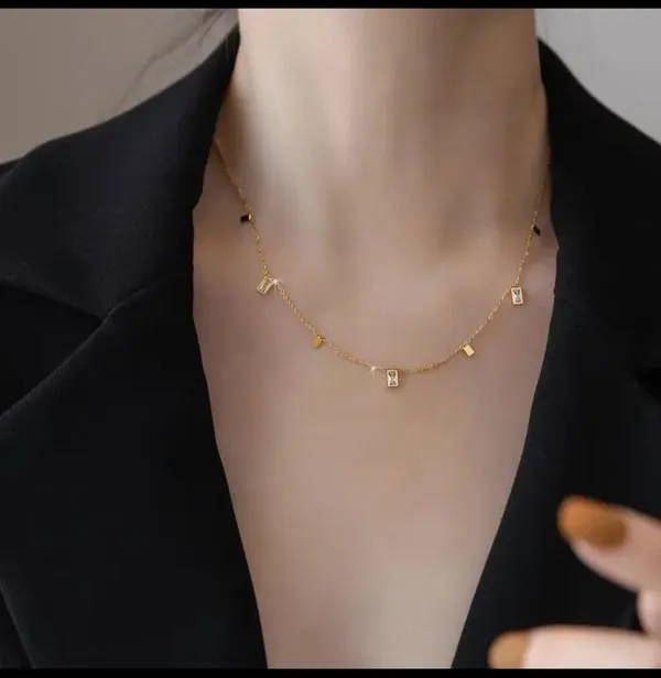 Gold_Alloy_Pendant_Necklace_For_Women