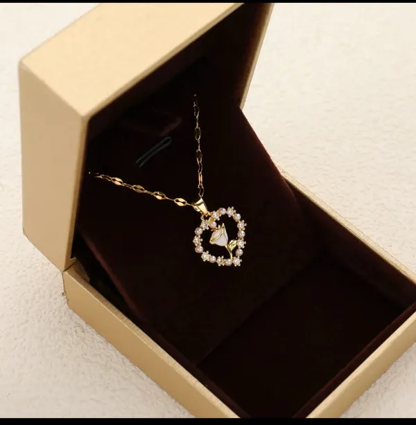 Gold_Alloy_Pendant_Necklace_For_Women