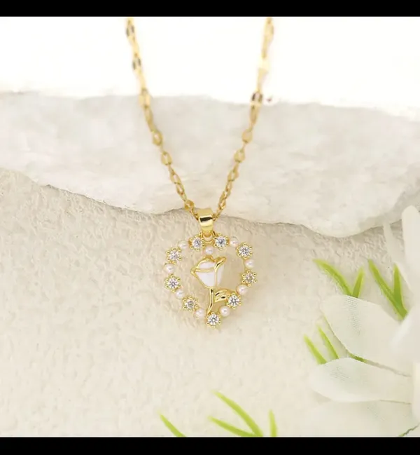Gold_Alloy_Pendant_Necklace_For_Women