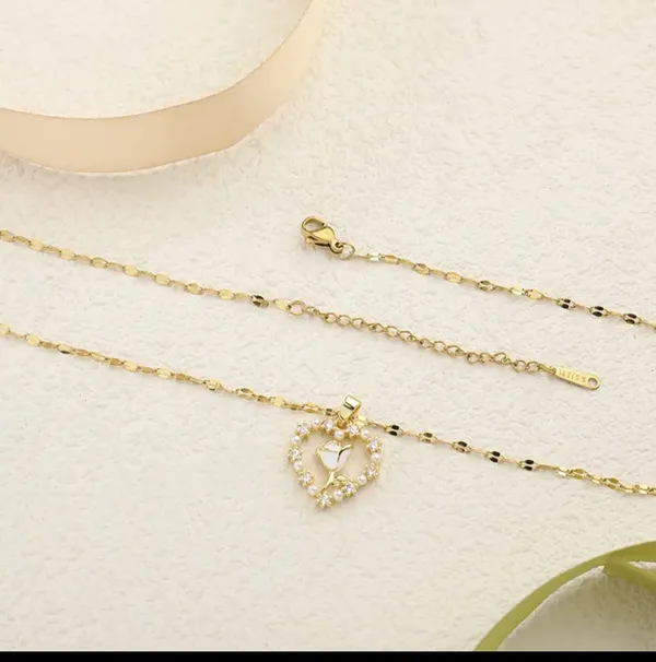 Gold_Alloy_Pendant_Necklace_For_Women