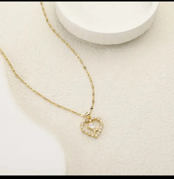 Gold_Alloy_Pendant_Necklace_For_Women