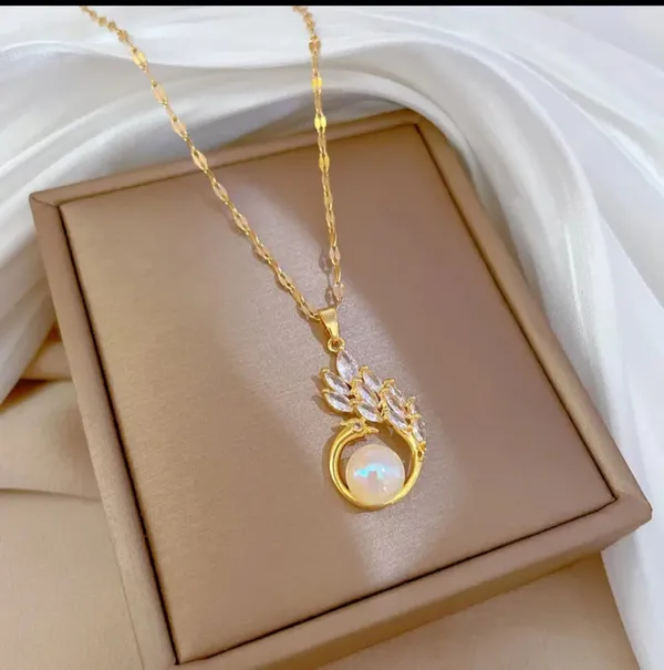 Gold_Alloy_Pendant_Necklace_Set_For_Women