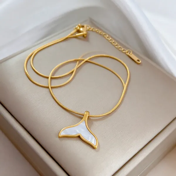 Gold_Alloy_Pendant_Necklace_For_Women