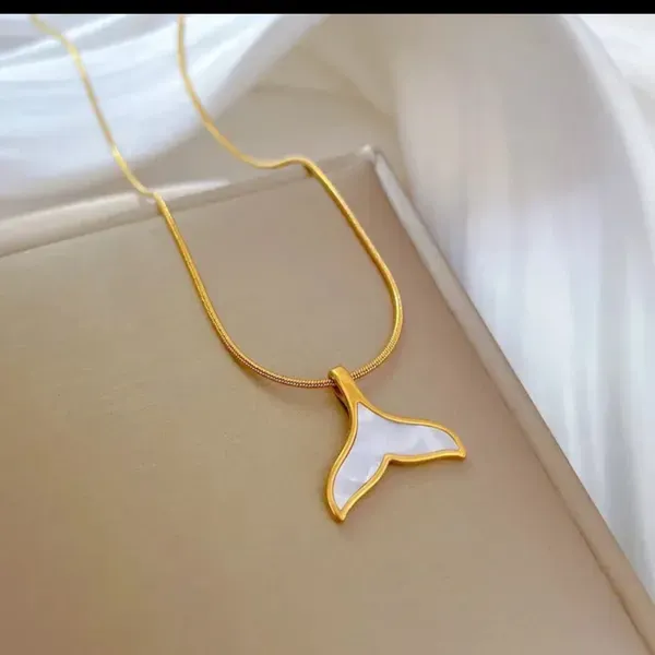 Gold_Alloy_Pendant_Necklace_For_Women