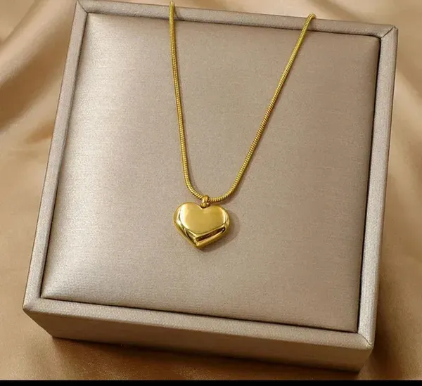 Gold_Alloy_Pendant_Necklace_For_Women
