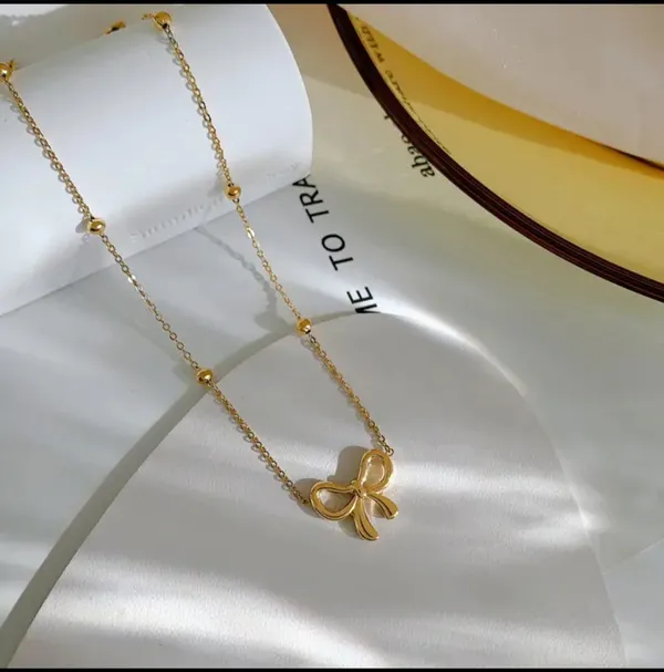 Gold_Alloy_Pendant_Necklace_For_Women