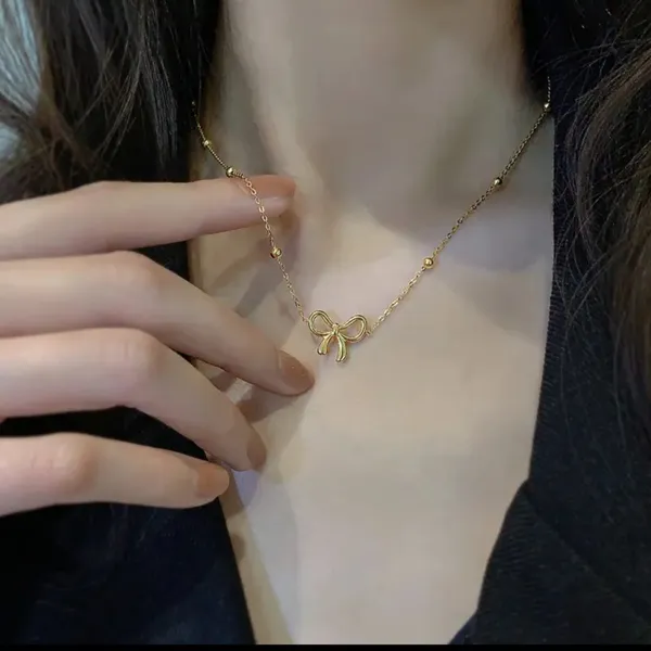 Gold_Alloy_Pendant_Necklace_For_Women