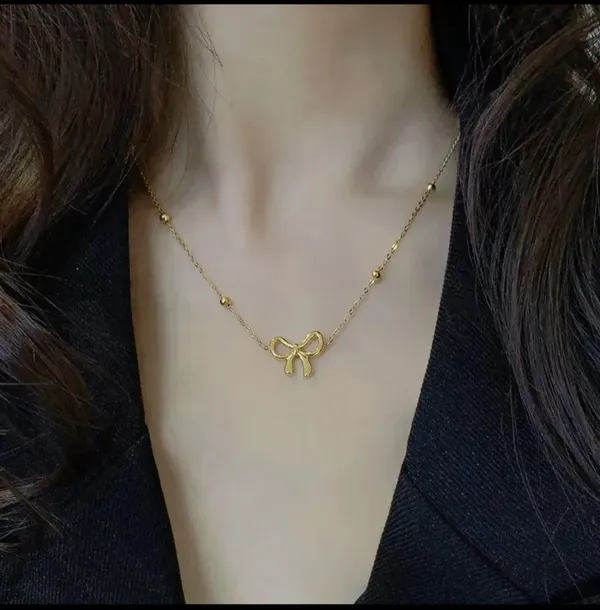 Gold_Alloy_Pendant_Necklace_For_Women
