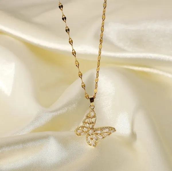 Gold_Alloy_Pendant_Necklace_For_Women